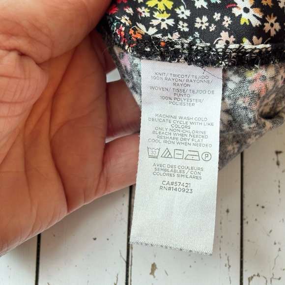 LOFT Floral Sleeveless Blouse Size Lg Black Multicolor Floral Lightweight Top - Picture 6 of 7